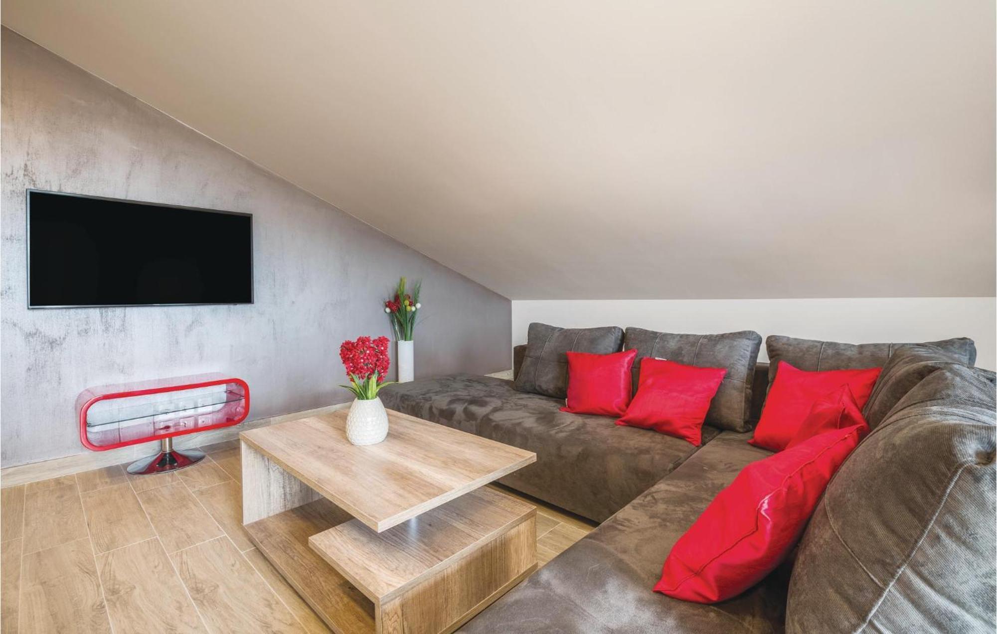 Stunning Apartment In Pjescana Uvala With Wifi Экстерьер фото